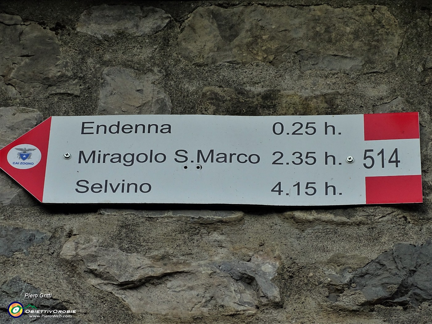 11 Dal Piazzale del mercato con vasto parcheggio auto gratuito (n o sabato per mercato) partenza per i sentieri di Zogno, oggi il 154 per Miragolo- Monte Castello.JPG
